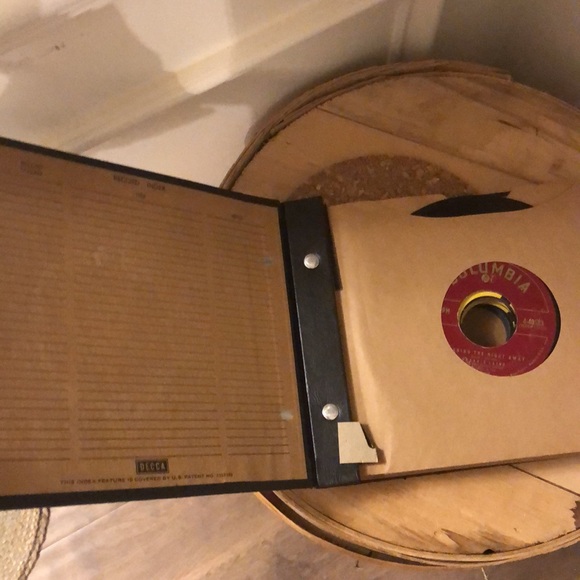 Vintage Decca record holder and vintage 45s - Picture 2 of 6